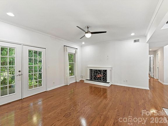 4th image of 1014 Queens Rd Unit D