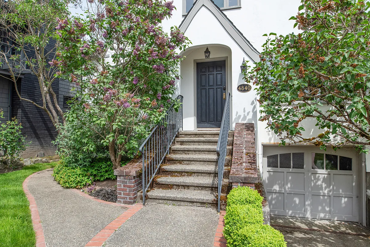Building Photo - 4840 NE 40th St