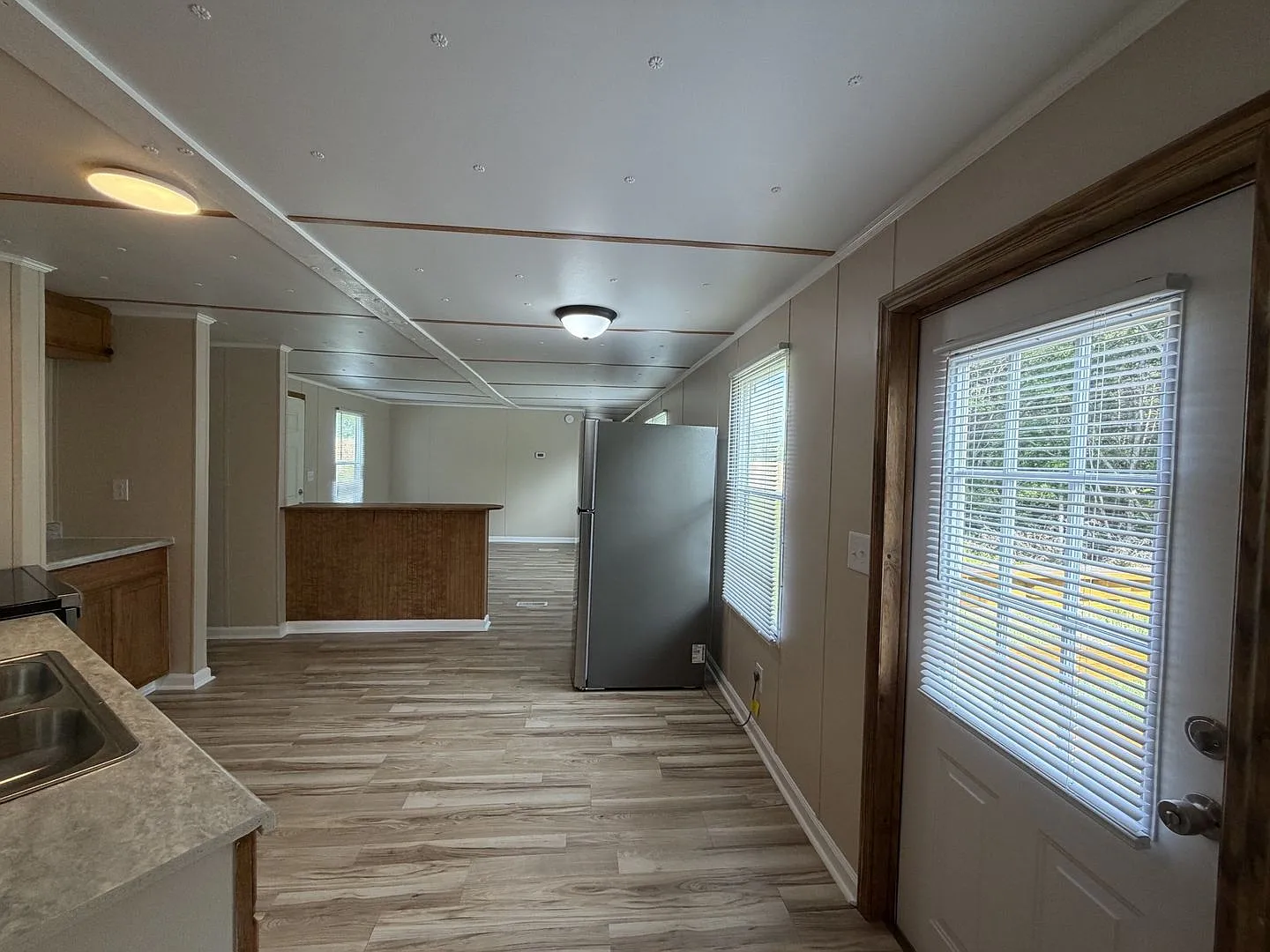 Beautifully Remodeled - 2 Bed/2 Bath Home - Brand New Appliances - Versatile 3rd Room - Close to ... — Photo 3