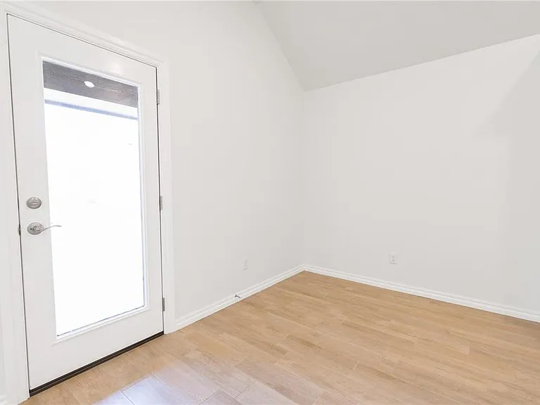 3224 Alameda St — Photo 8