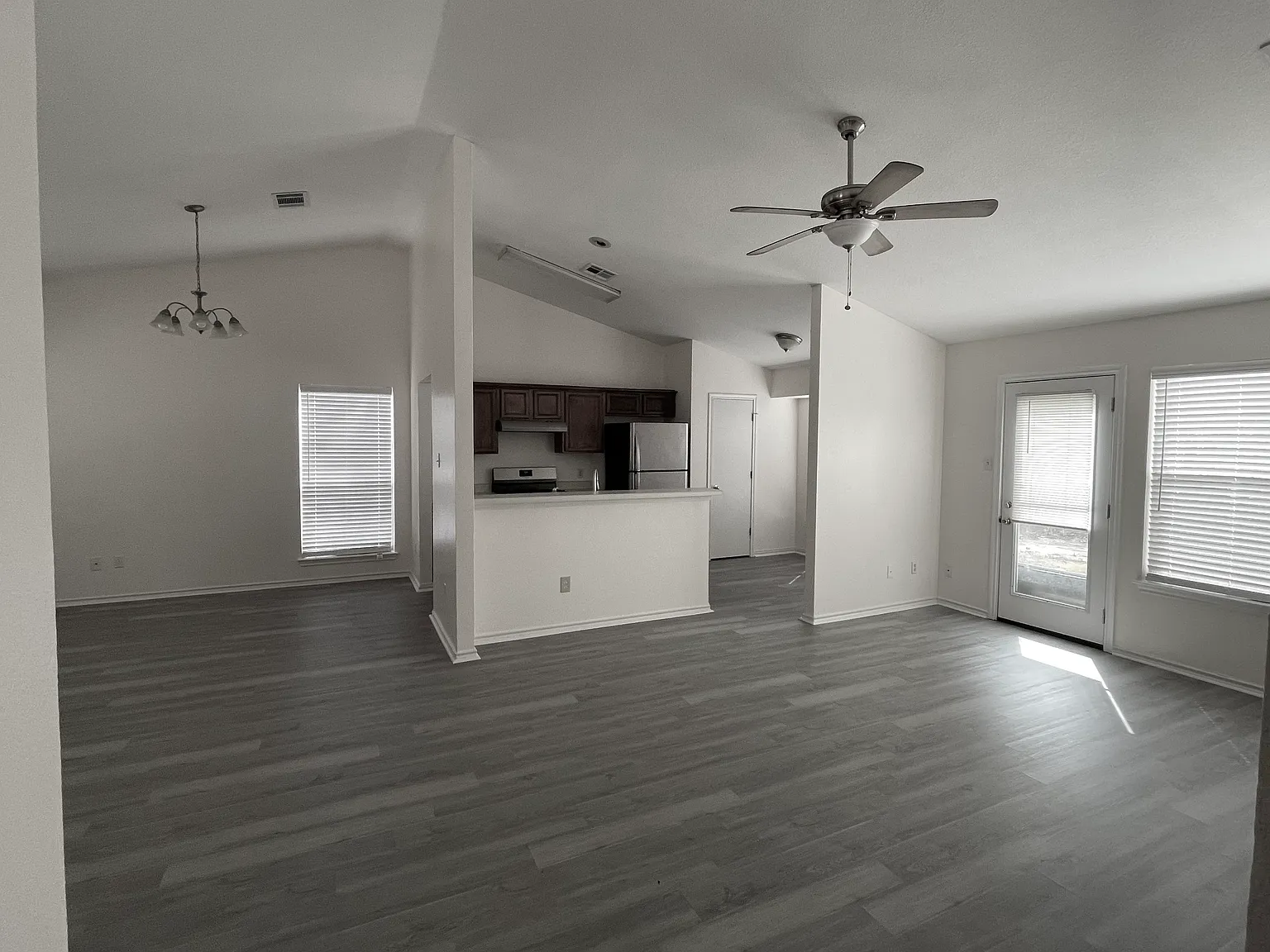 3 bed, 1348 sqft, $1,850 — Photo 4