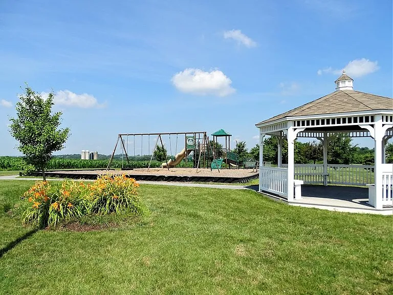 349 Cedar Holw — Photo 19