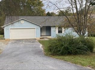 4 Belle Meadow Ln, Hendersonville, NC 28792