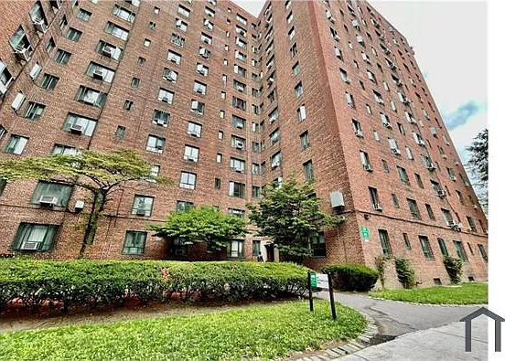 99 Metropolitan Oval #8A