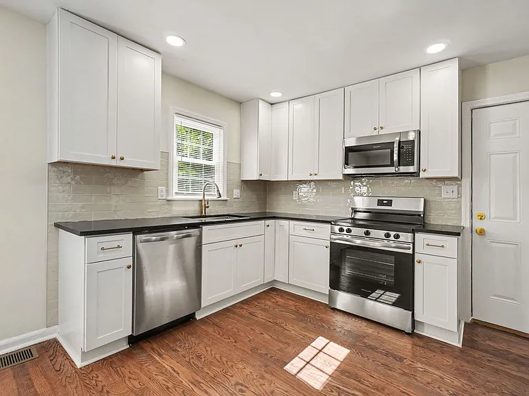 490 Lynnhaven Dr SW — Photo 8