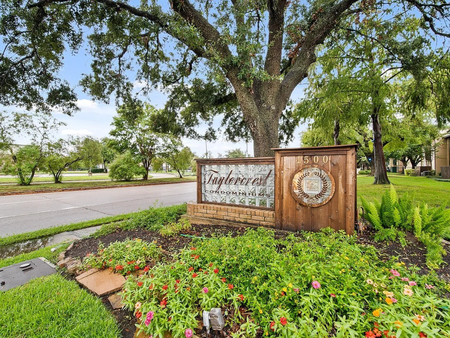 1 bed, 1.0 bath, 698 sqft, $925 — Photo 1