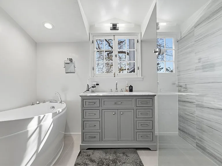10610 Wellworth Ave — Photo 15