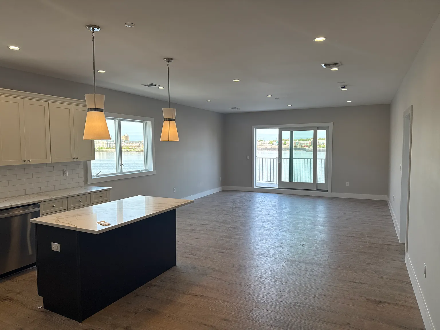 4 bed, 2500 sqft, $4,799 — Photo 3