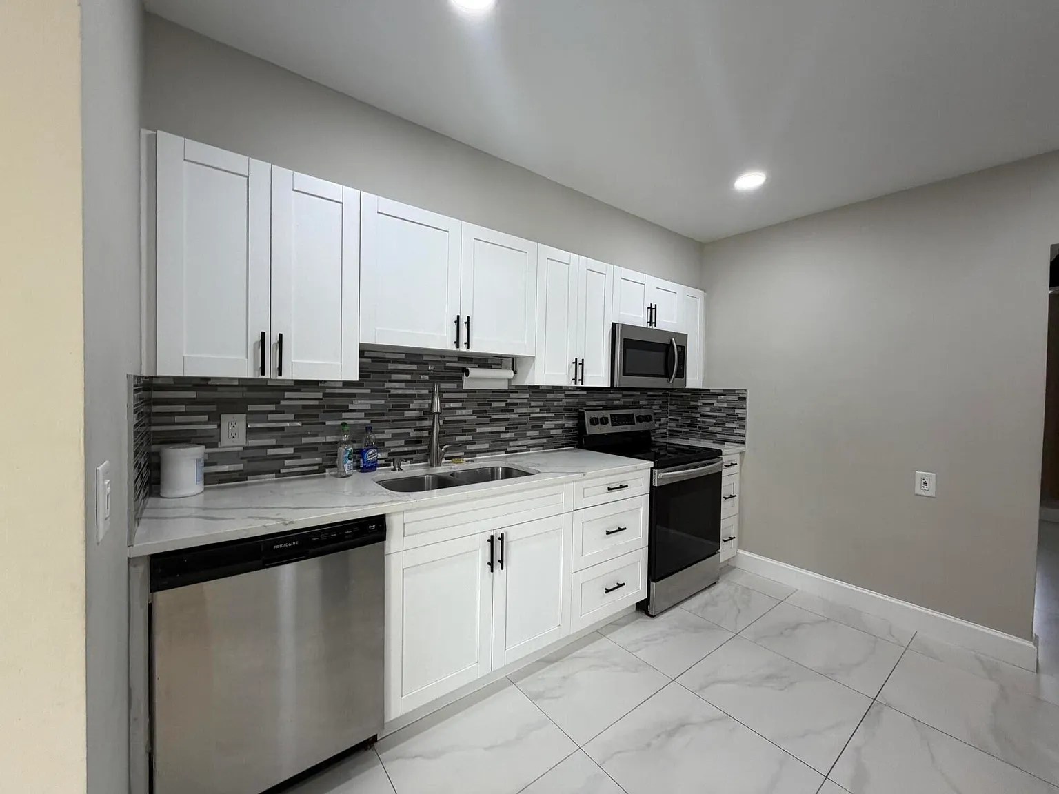 2 bed, 1.0 bath, 917 sqft, $2,400 — Photo 3