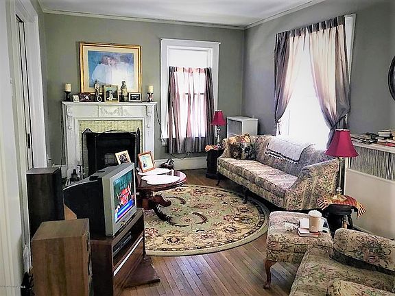 4th image of 829 Electric St