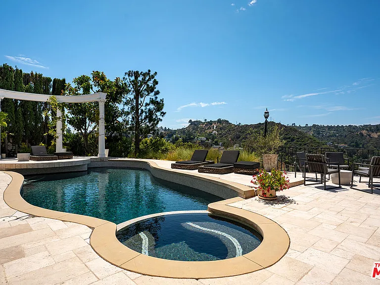 8020 Zeus Dr — Photo 23