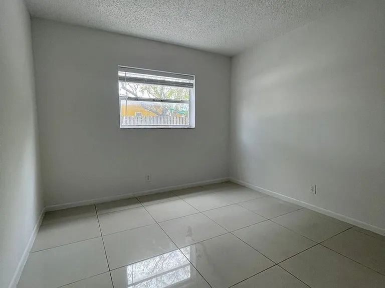 6050 NW 8th St — Photo 14