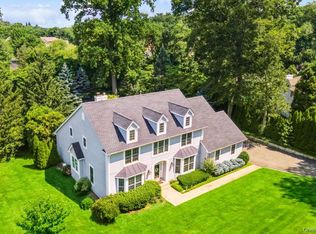 17 Tappanwood Dr, Locust Valley, NY 11560