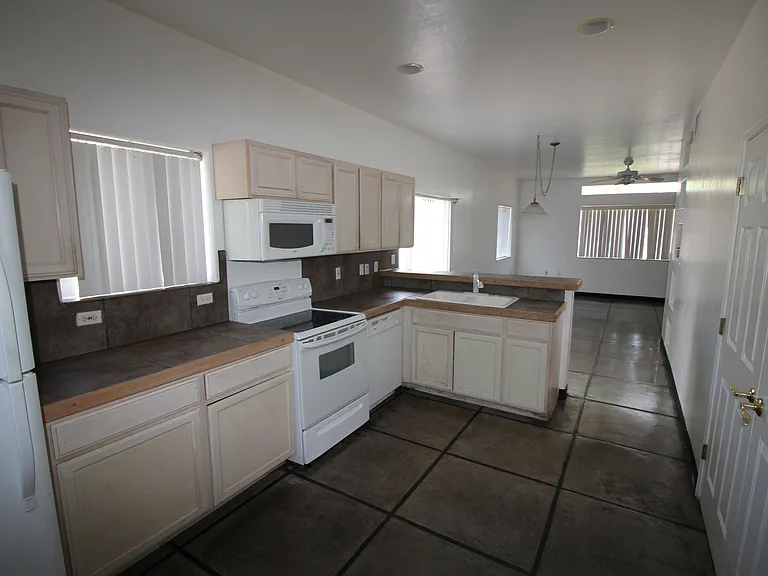 914 E Hedrick Dr — Photo 15