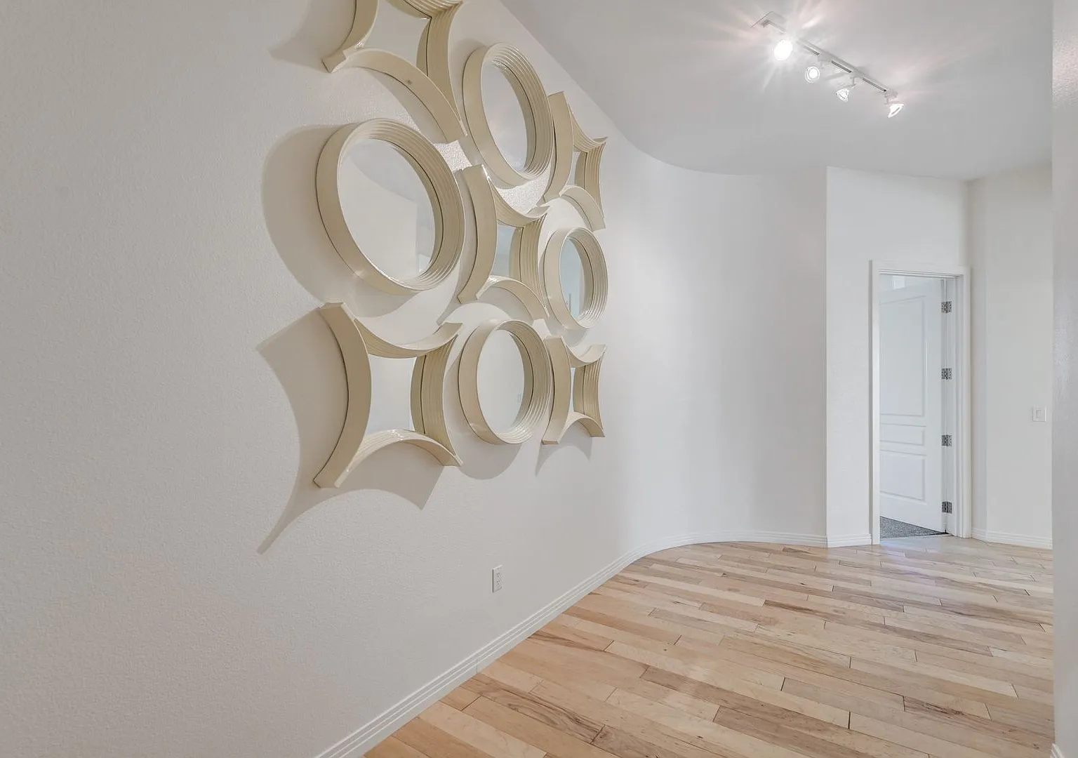 Highrise with view of Sphere — Photo 3