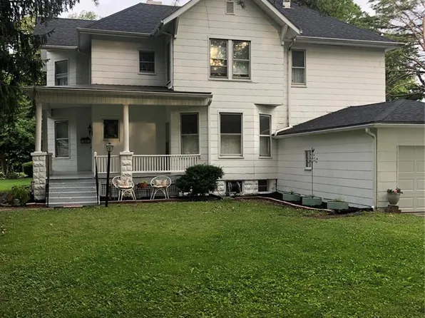 215 E Olive St, Staunton, IL 62088