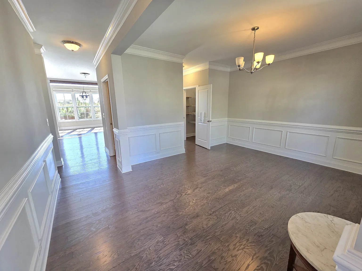 3 bed, 2.5 bath, 2400 sqft, $3,200 — Photo 2