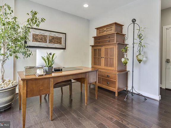 4th image of 247 Crown Park Ave