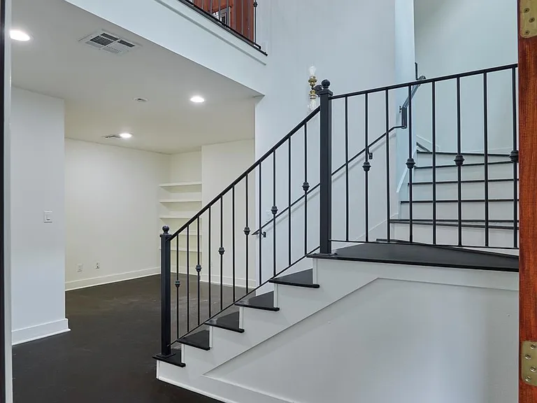 5516 Larkin St — Photo 3