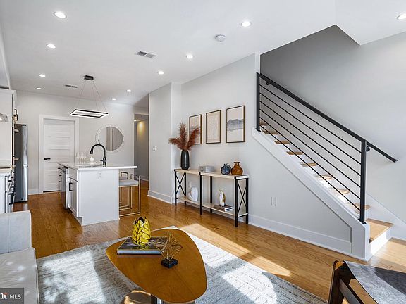 5th image of 1118 Neal St NE #Penthouse 2