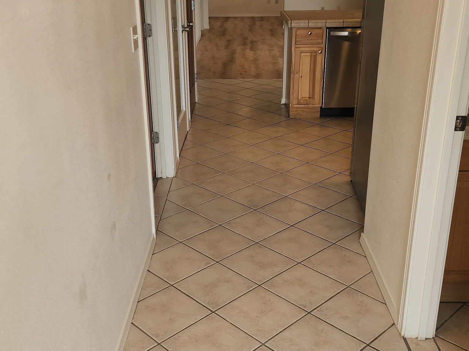 5 bed, 2.5 bath, 2500 sqft, $2,800 — Photo 2