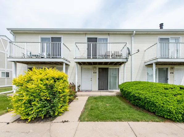 454 Meadow Green Ln, Round Lake Beach, IL 60073