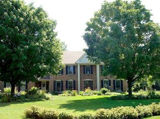 660 Persimmon Dr, St Charles, IL 60174