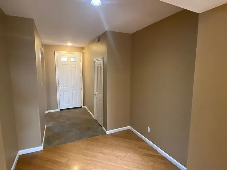 2527 Elliott St — Photo 3