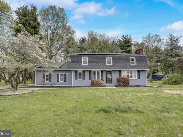 912 Perkins Ln, Edgewater Park, NJ 08010