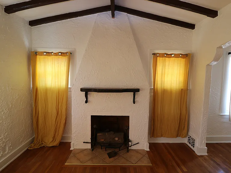 2725 Gold Ave — Photo 2