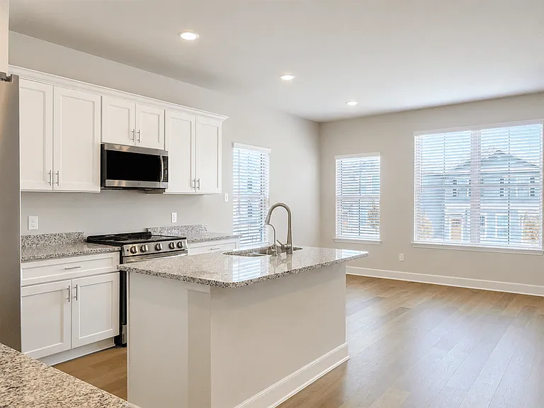 7161 Magnolia Vlg #201 — Photo 4