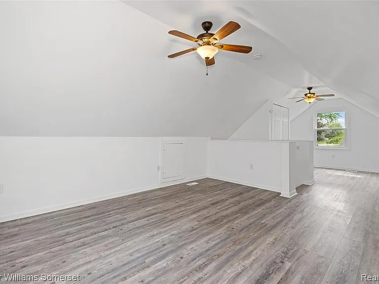 90 Tacoma Dr — Photo 27