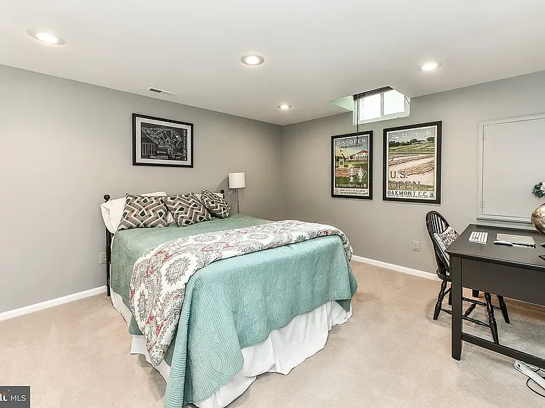 7910 Oak Hollow Ln — Photo 14