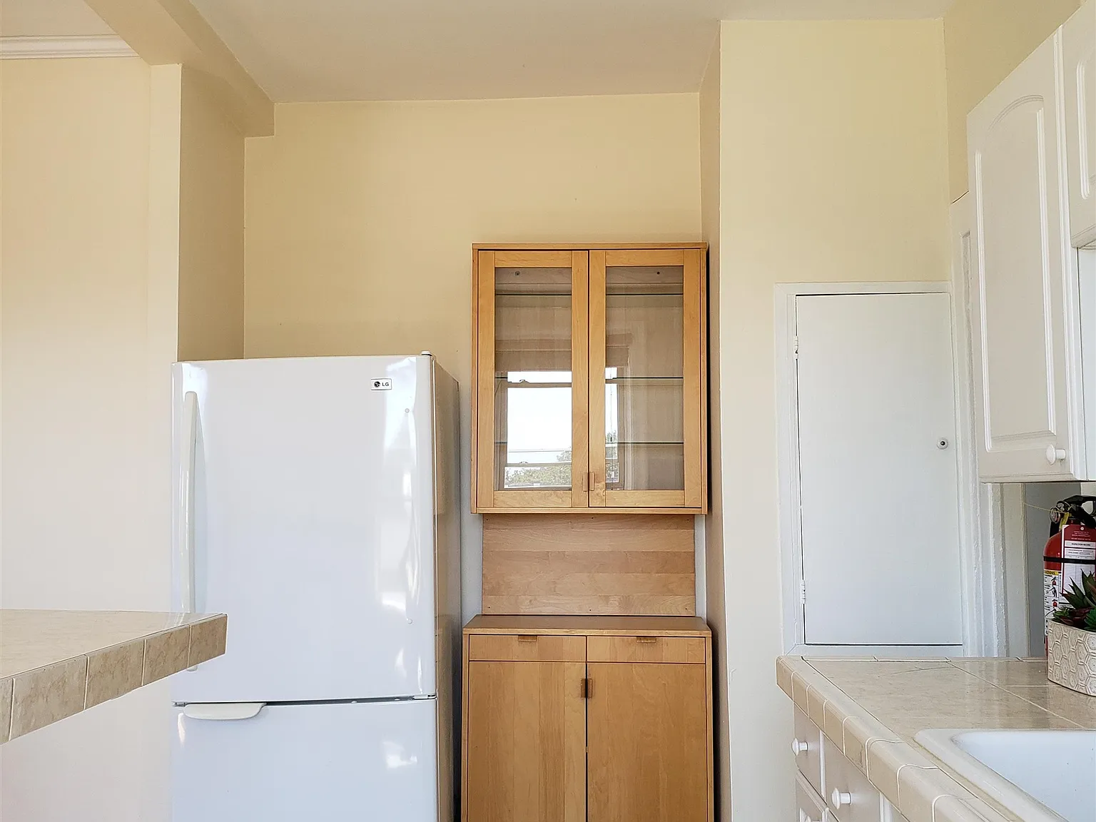 2 bed, 1.0 bath, $2,400 — Photo 3