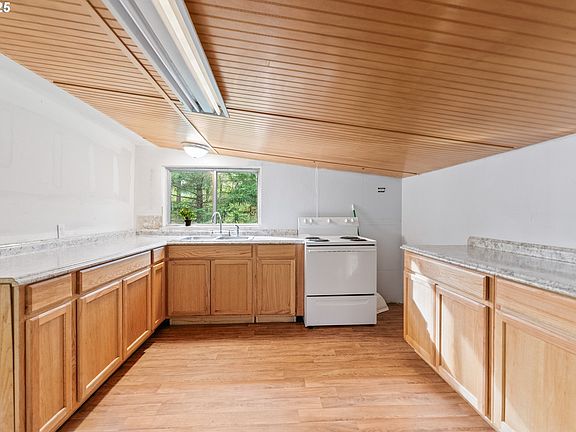 4th image of 414 Callahan Rd