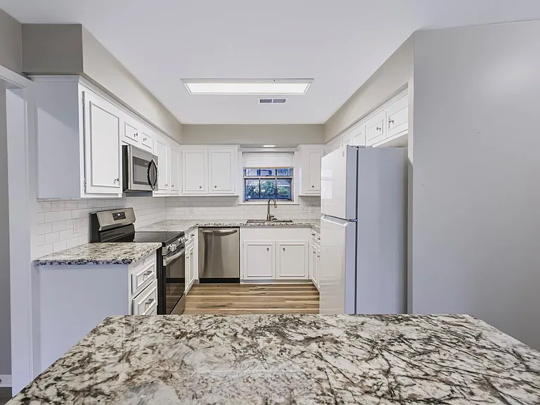 2405 Powell St — Photo 7