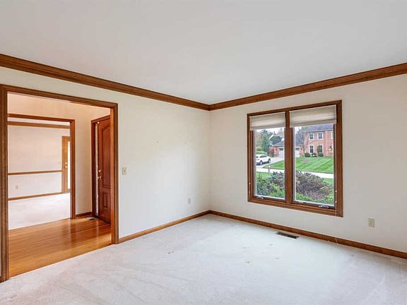 3rd image of 572 Miami Bluff Ct