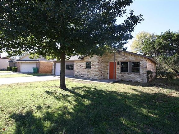 3rd image of 819 N Lisa Ln