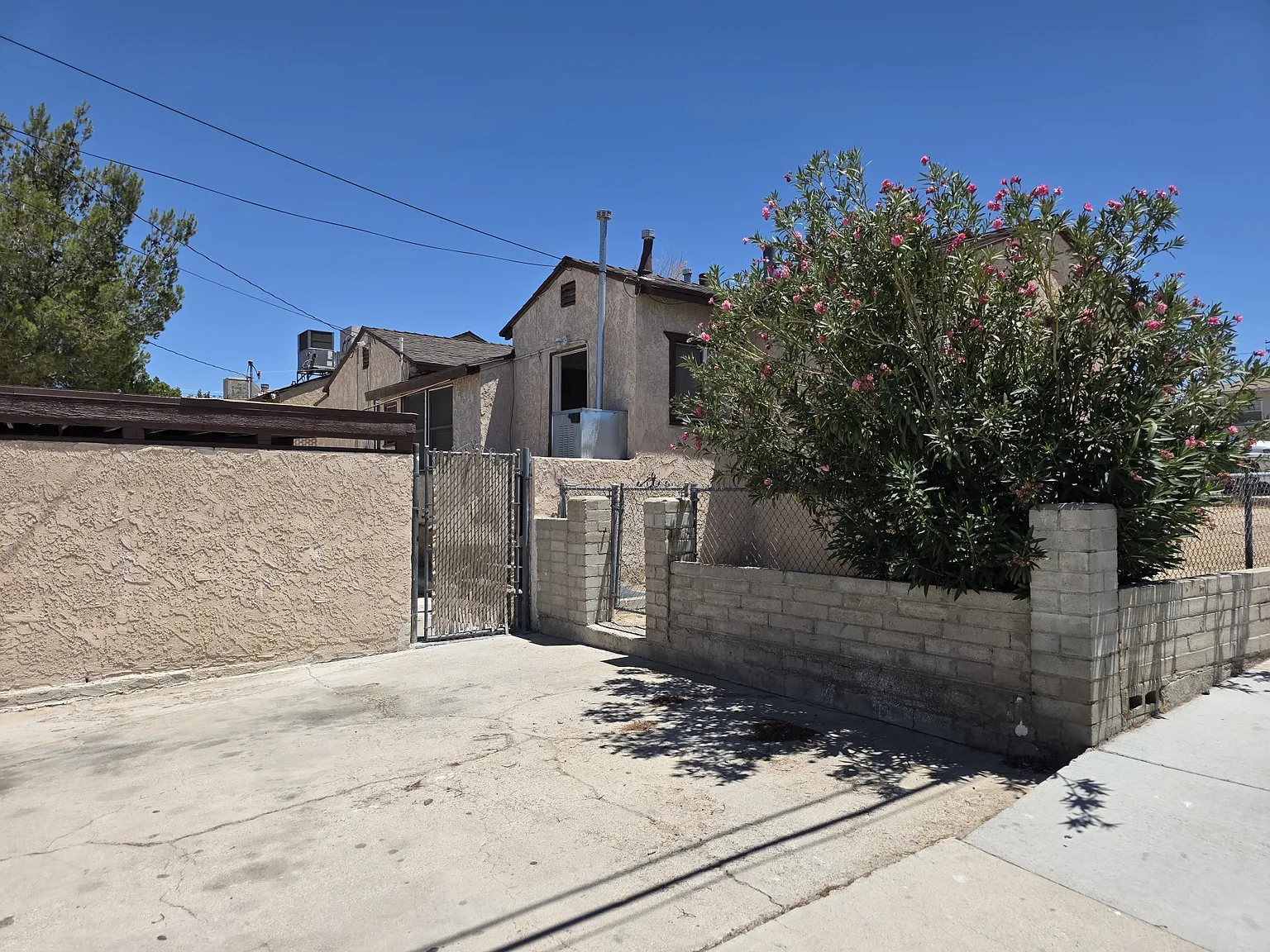 3 bed, 1055 sqft, $1,750 — Photo 3
