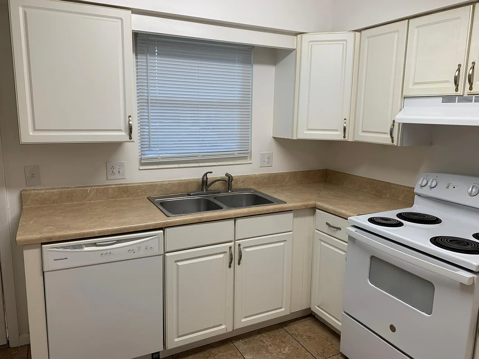 2 bed, 1.5 bath, 1060 sqft, $1,240 — Photo 3