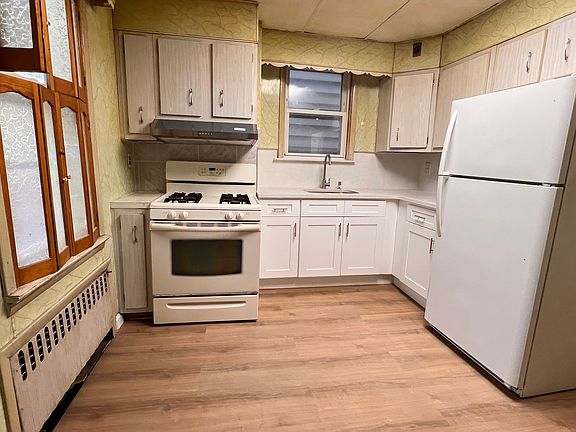 3rd image of 40 Romaine Ave #5