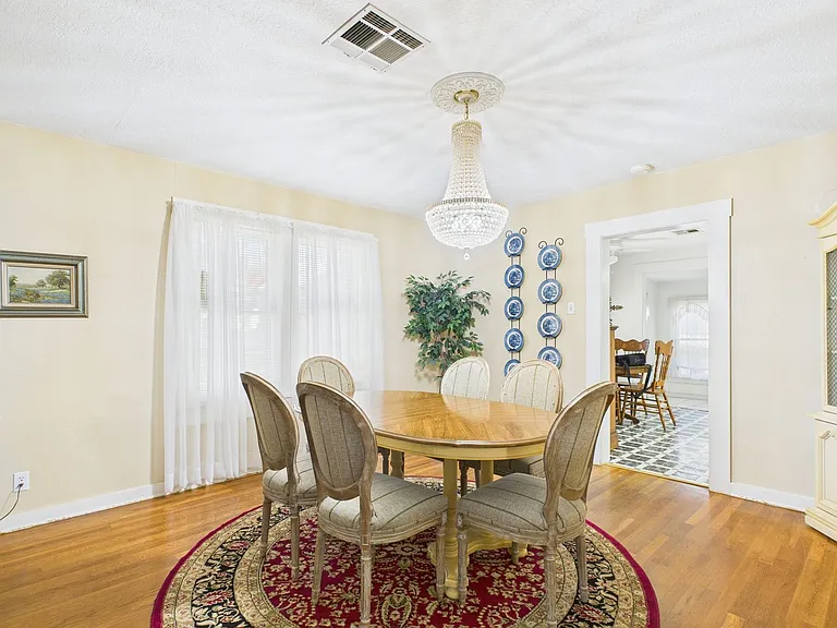 206 N Edison St — Photo 4