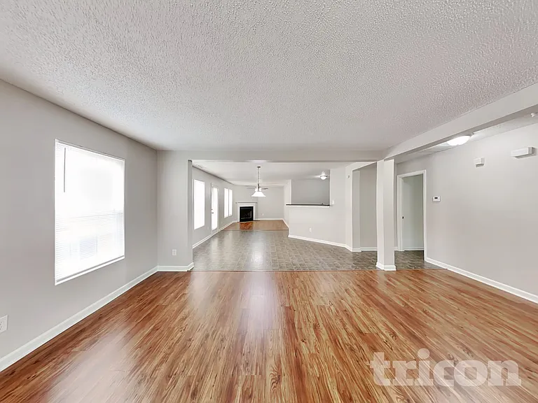 901 Skywatch Ln — Photo 3