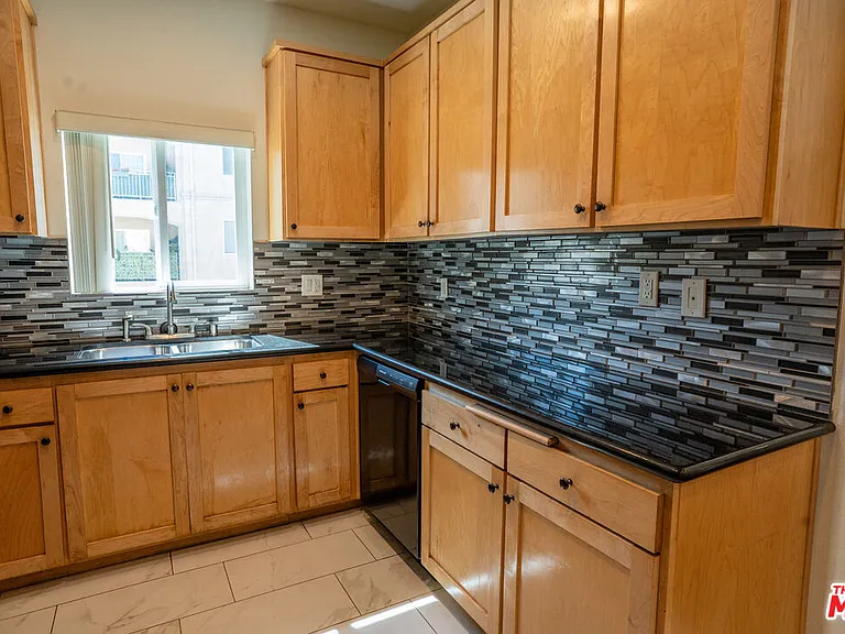 12132 Hart St #301 — Photo 9