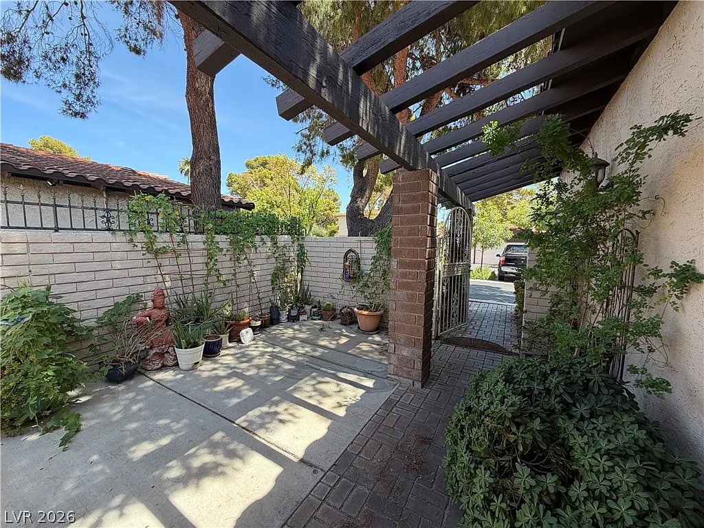 3 bed, 3.0 bath, 2342 sqft, $2,195 — Photo 3