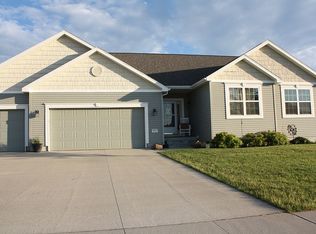 2812 Quail Hollow Ln, Cedar Falls, IA 50613