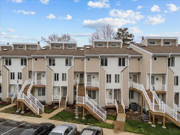 100 Pinewood Rd APT 326, Virginia Beach, VA 23451