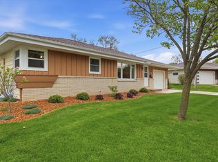 5302 Lakeview Dr, Greendale, WI 53129