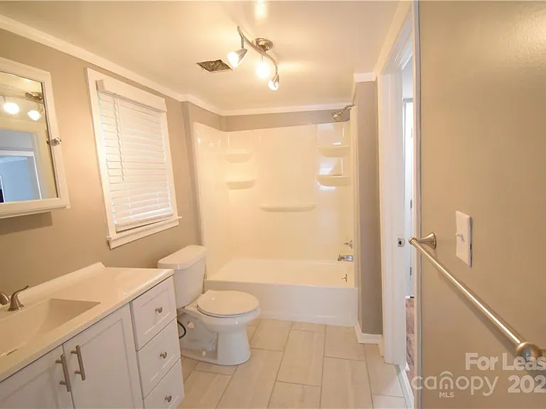 1077 Henderson St — Photo 19