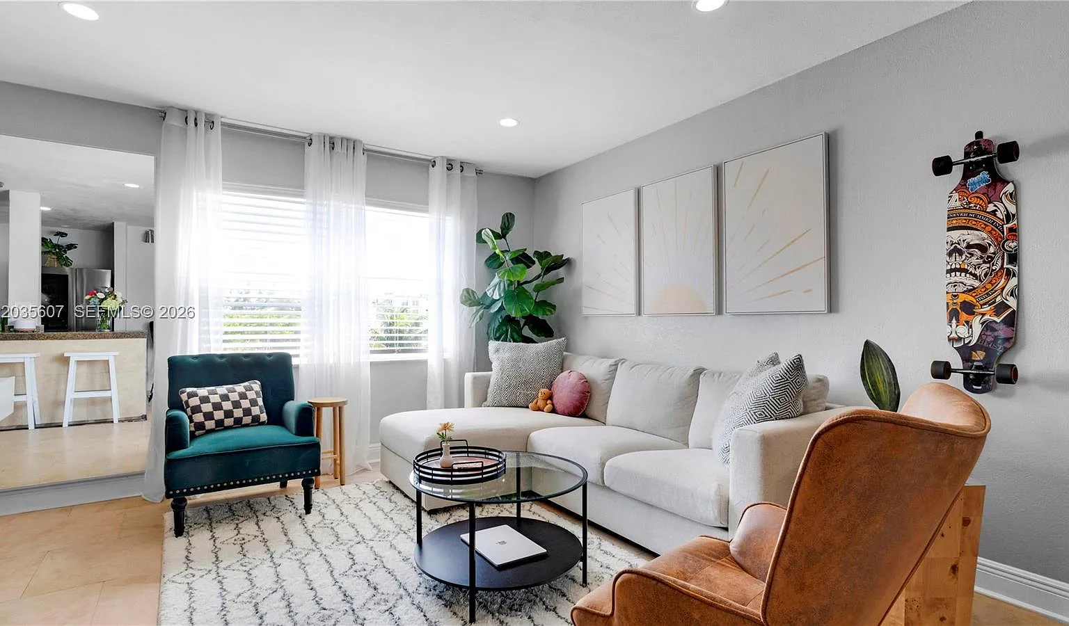 Carlyle Condominium — Photo 3